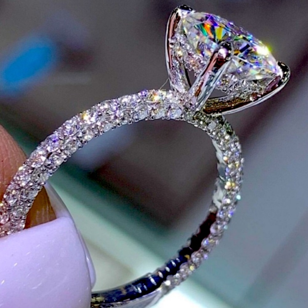 💍 NEW 18K WHITE GOLD OVAL CUT
DIAMOND RING 💍